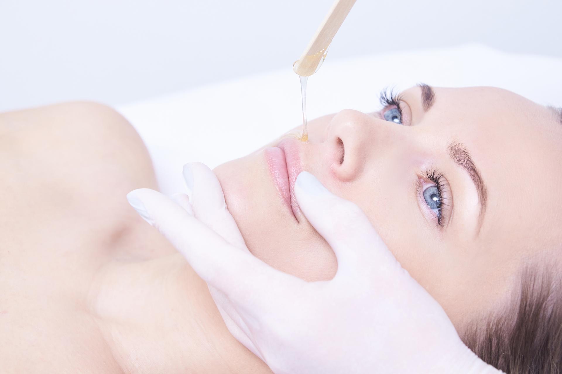 Wirkstoffserum wird professionell auf die Gesichtshaut aufgetragen